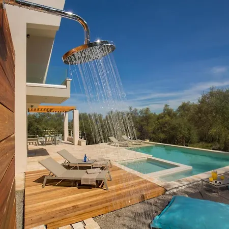 Villa Sleeps 4 Pool Air Con Wifi