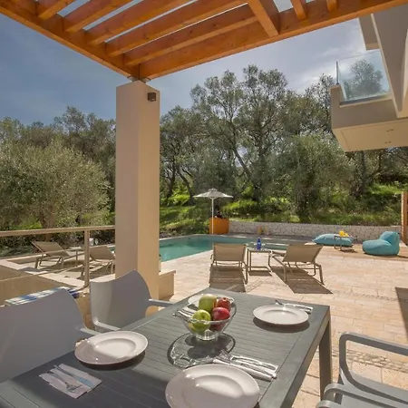Sleeps 4 Pool Air Con Wifi * Roda (Corfu)
